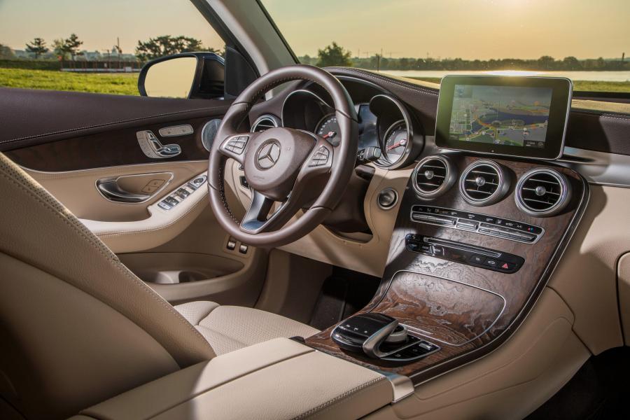 Интерьер Mercedes-Benz GLC350 e 4Matic (X253) 2018 года  (NA) (фото 12 из 29)